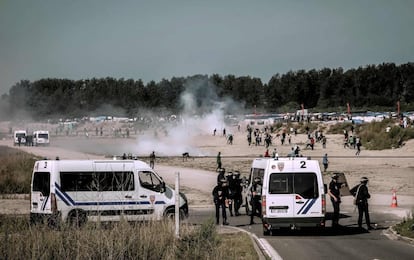 La polic&iacute;a francesa dispersa, este mi&eacute;rcoles en Calais, a los migrantes que tratan de acercarse a los ferris que cruzan a Inglaterra.