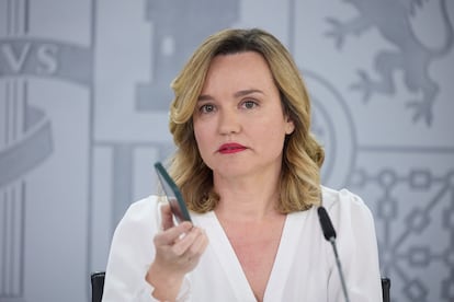 La ministra de Educación, Formación Profesional y Deportes y Portavoz del Gobierno, Pilar Alegría, durante una rueda de prensa posterior a la reunión del Consejo de Ministros, en La Moncloa, el 15 de abril de 2025.