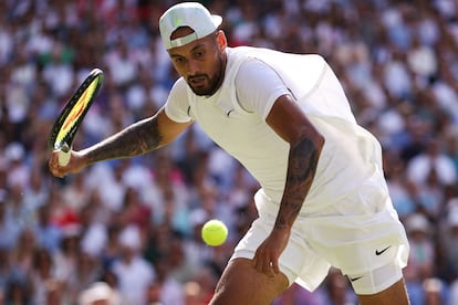 Kyrgios se dispone a golpear la pelota durante la final contra Djokovic.