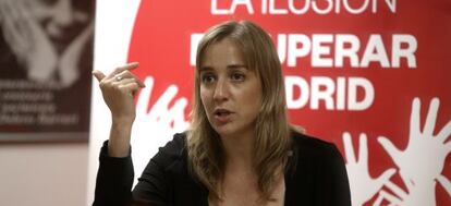 Tania Sánchez, en un acto en la sede de IU en Collado Villalba.