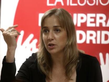 Tania S&aacute;nchez, en un acto en la sede de IU en Collado Villalba.