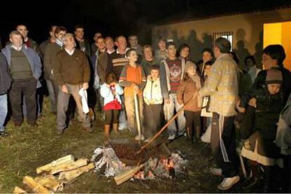 Los vecinos de Ribadulla, al comienzo del conflicto, durante la celebración de un magosto en el campo da festa.