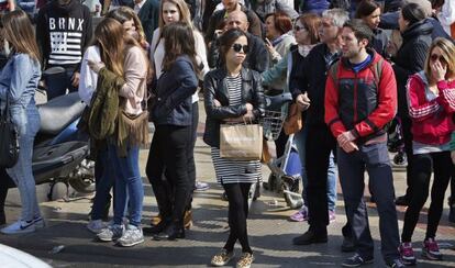 Turistas, visitantes y residentes se juntan en el centro de Valencia con motivo de las Fallas. 