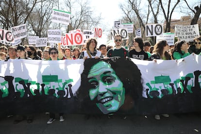 Manifestantes contra la política educativa del Gobierno de Isabel Díaz Ayuso, este domingo. 