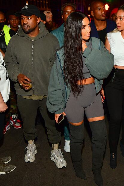 Kim Kardashian y Kanye West. Es otro matrimonio que tiende a experimentar con sus vestuarios. Y nada le gusta más a West que una foto en la que los looks de ambos engamen.