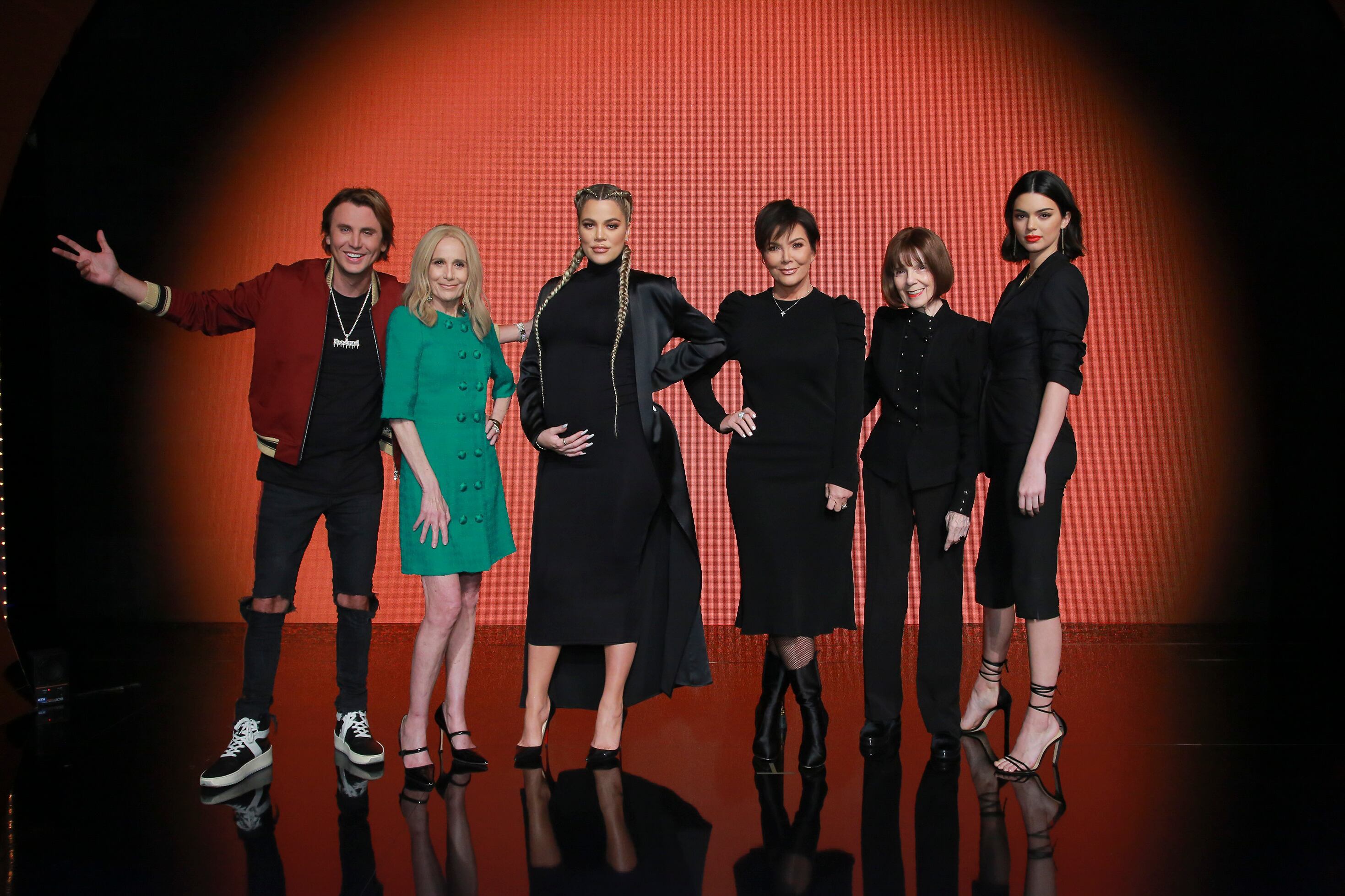 Jonathan Cheban, Cici Bussey, Khloe Jardashian, Kris Jenner, Mary Jo Shannon y Kendall Jenner, en una aparición televisiva en 2018.
