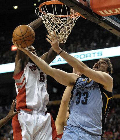 Marc Gasol lucha por un balón en el partido ante Toronto