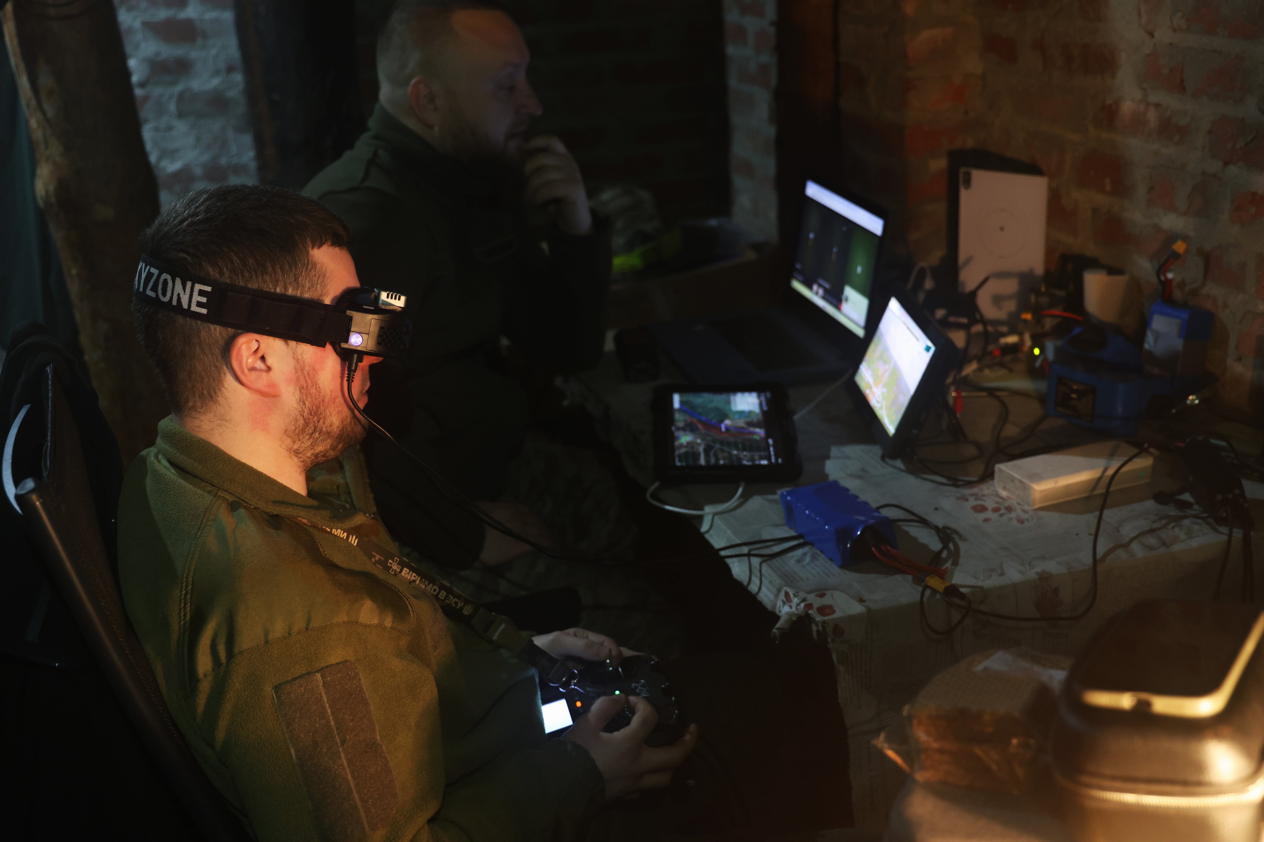 Red (con gafas), piloto de la unidad Aquiles, controla el vuelo de un dron kamikaze sobre posiciones rusas en el frente de Járkov el pasado 13 de mayo.