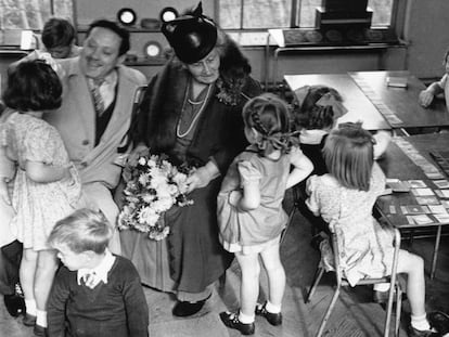 María Montessori, con unos niños en Londres en 1946. 