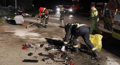 A firefighter picks up the pieces of vehicles involved in a head-on collision last January in Zamora that left three people dead.