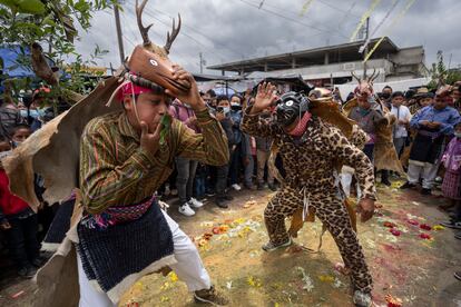 Bailarines indígenas interpretaban el domingo la Danza del Venado, durante la celebración del Corpus Christi en el pueblo indígena Kaqchikel de Patzun (Guatemala).
