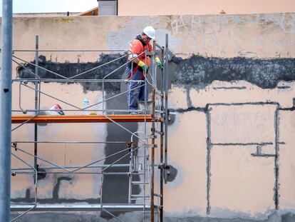 Un obrero de la construcción trabaja en una obra en Ibiza.