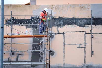 Un obrero de la construcción trabaja en una obra en Ibiza.