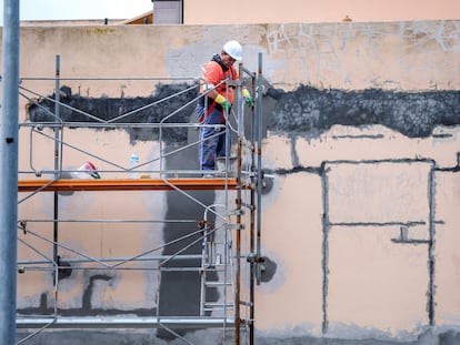 Un obrero de la construcción trabaja en una obra en Ibiza.