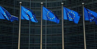 Banderas de Europa en la sede de la Comisión Europea en Bruselas.