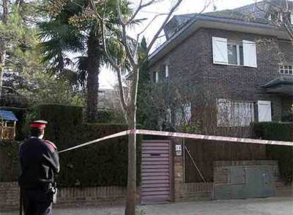 Un agente vigila frente a la casa de la familia Alsina, en Sant Cugat del Vallès.