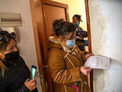 Soraya Endara recibe una notificación en su vivienda de la calle Luna en Madrid. Soraya vive en el piso con un hijo y una persona acogida.