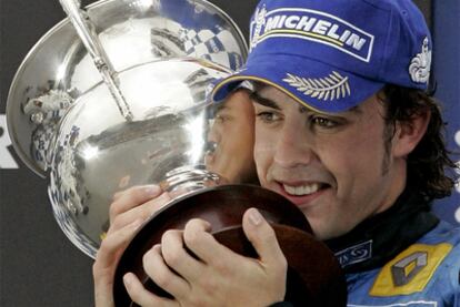 Fernando Alonso celebra su primer título mundial de F-1 en el podio de Interlagos en 2005.