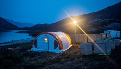 Stanowisko poszukiwawcze firmy wydobywczej Greenland Anorthosite Mining w pobliżu fiordu Qeqertarsuatsiaat na Grenlandii, na zdjęciu we wrześniu 2021 r. 