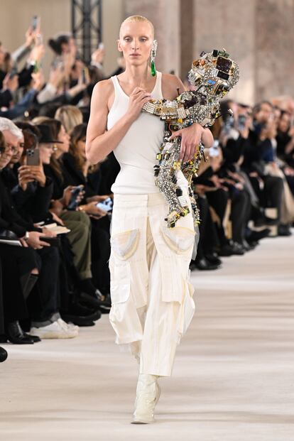 La modelo Maggie Maurer Model en el desfile de Schiaparelli durante la semana de la alta costura de París, el 22 de enero de 2024.