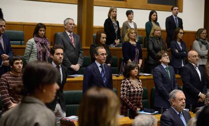 Minuto de silencio en el primer pleno vasco de 2017 por Gregorio Ord&oacute;&ntilde;ez.