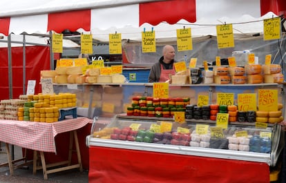 Un puesto de quesos en el mercado Albert Cuyp, en Ámsterdam.