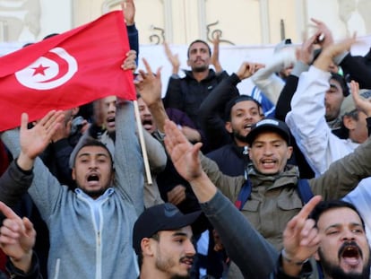 Milhares de tunisianos comemoram neste domingo na capital o sétimo aniversário da queda do regime de Ben Ali, exigindo “uma segunda revolução”.