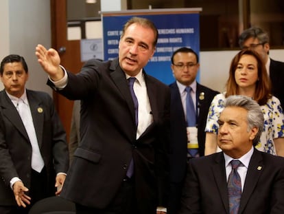 Eduardo Ferrer (con la mano levantada), junto al presidente de Ecuador, Lenín Moreno, en mayo.