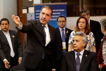 Eduardo Ferrer (con la mano levantada), junto al presidente de Ecuador, Lenín Moreno, en mayo.