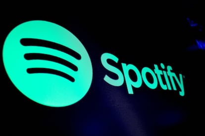 Una pantalla muestra el logotipo de Spotify.