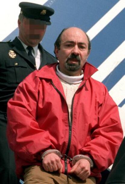 Rafael Caride Simón, llega esposado al aeropuerto de Barajas, en marzo de 2000.