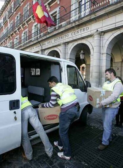Agentes de la Guardia Civil introducen en una furgoneta varias cajas con documentos intervenidos en la Junta Municipal de Centro.