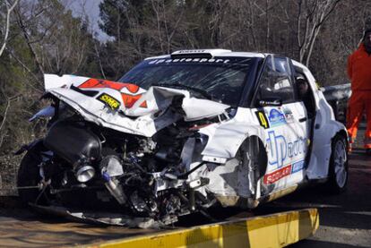 Estado en  que quedó el coche que conducía el piloto de Renault.