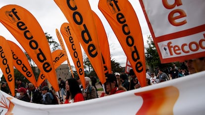 Integrantes de Fecode marchan en Bogotá, el 12 de junio.