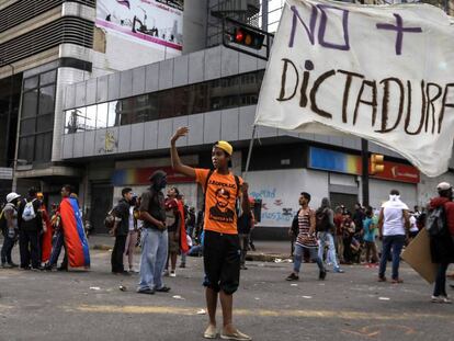 Manifestantes opositores bloquean en Caracas una v&iacute;a durante una protesta del 18 de julio.