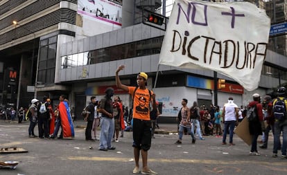 Manifestantes opositores bloquean en Caracas una vía durante una protesta del 18 de julio.