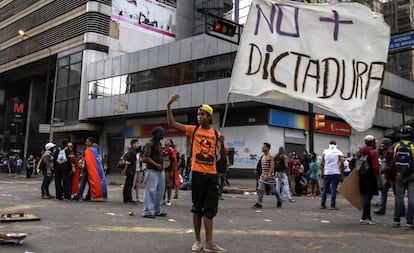 Manifestantes opositores bloquean en Caracas una v&iacute;a durante una protesta del 18 de julio.