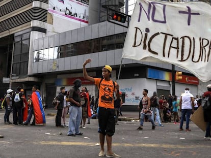 Manifestantes opositores bloquean en Caracas una v&iacute;a durante una protesta del 18 de julio.