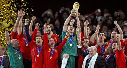 Iker Casillas levanta la copa junto a sus compañeros después de que España se proclamara campeona del mundo en Sudáfrica en 2010.