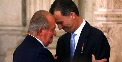 El rey Felipe VI junto al rey emérito en una ceremonia de 2018.