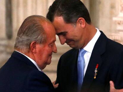 El rey Felipe VI junto al rey emérito en una ceremonia de 2018. 
 