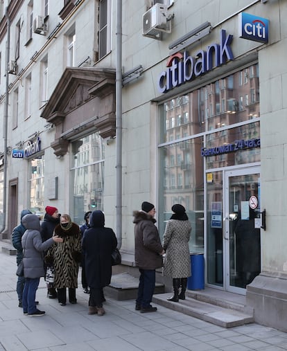 Clientes de un banco hacen cola la semana pasada en Moscú.