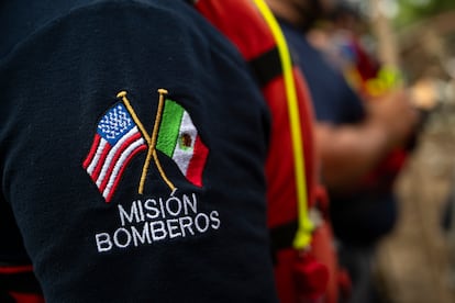 Los bomberos mexicanos colaboran con autoridades y equipos de rescate estadounidenses, para contener la emergencia.