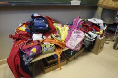 Mochilas amontonadas en un clase de un colegio. EFE/Archivo