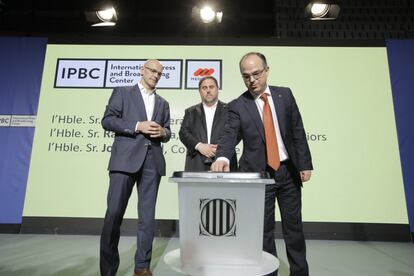 D'esquerra a dreta, el conseller d'Afers Exteriors, Raül Romeva; el vicepresident del Govern, Oriol Junqueras; i el conseller de Presidència, Jordi Turull, amb una urna del referèndum.
