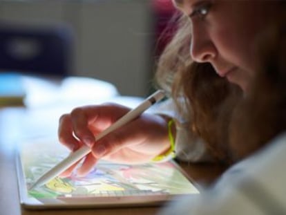 El iPad de sexta generación es más potente, apuesta por la realidad aumentada y es compatible con el Apple Pencil
