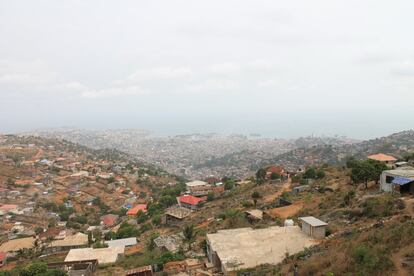 Vista panorámica de Freetown desde las colinas al fondo de la ciudad. A medida que uno se aleja del centro crecen los barrios residenciales y se reduce el hacinamiento urbano.



