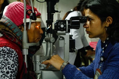 Oftalmólogos especialistas de países tan lejanos como Argentina, Brasil o Nicaragua viajan al Hospital de Tilganga en Katmandú interesados en aprender la técnica del doctor Ruit.