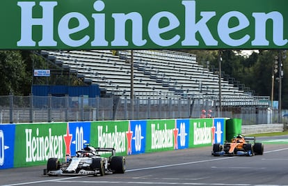 Pierre Gasly (izquierda) y Carlos Sainz llegan este domingo a la meta en el Gran Premio de Italia disputado en el circuito de Monza.