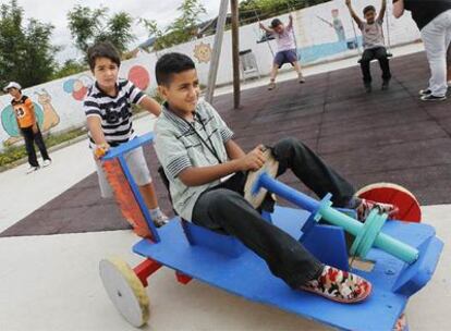 Niños palestinos y gallegos juegan juntos en la ludoteca de Vedra (A Coruña).